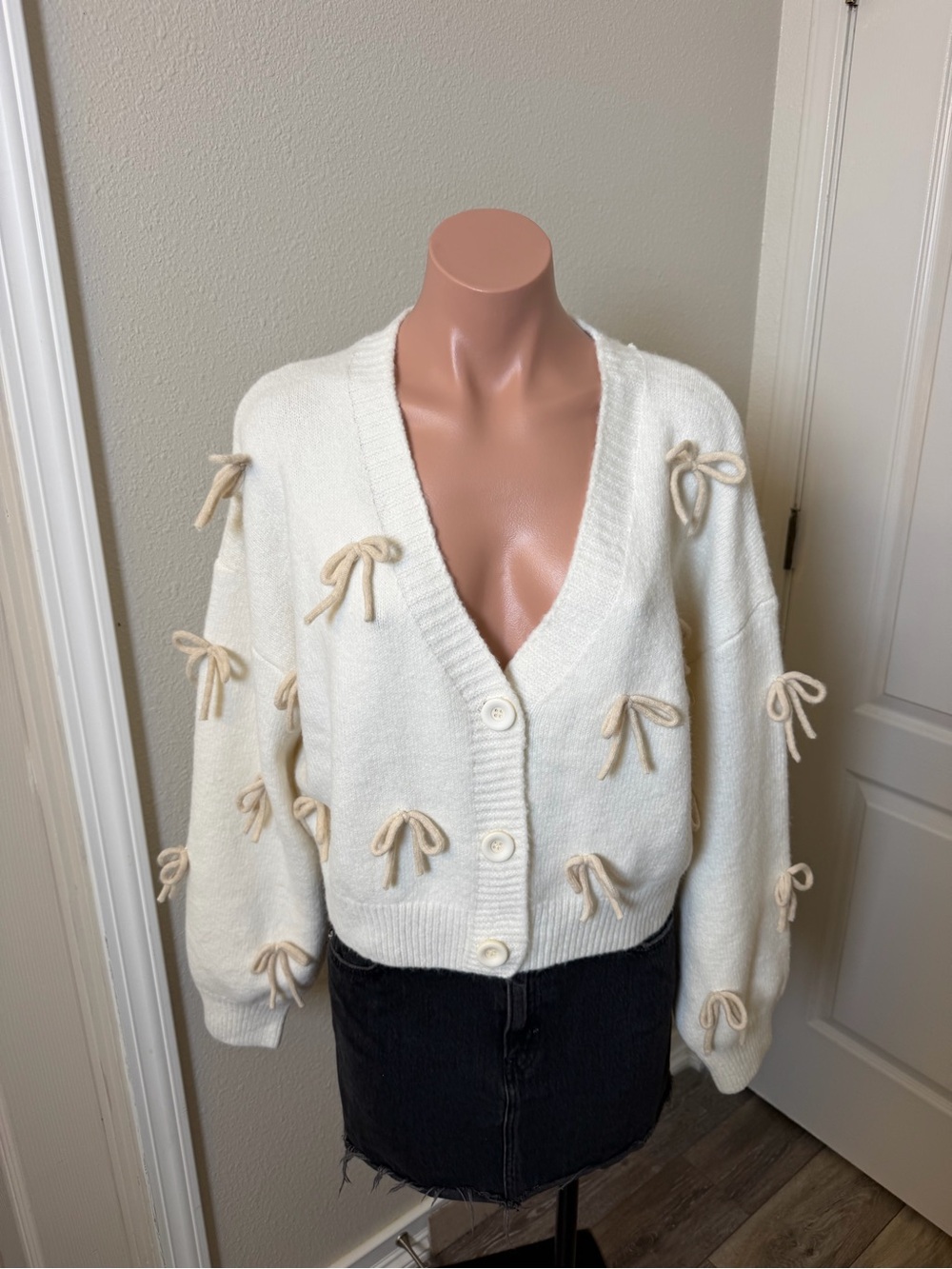 Luna Ivy Cozy Cream Bow-Accent V-Neck Cardigan Sz M